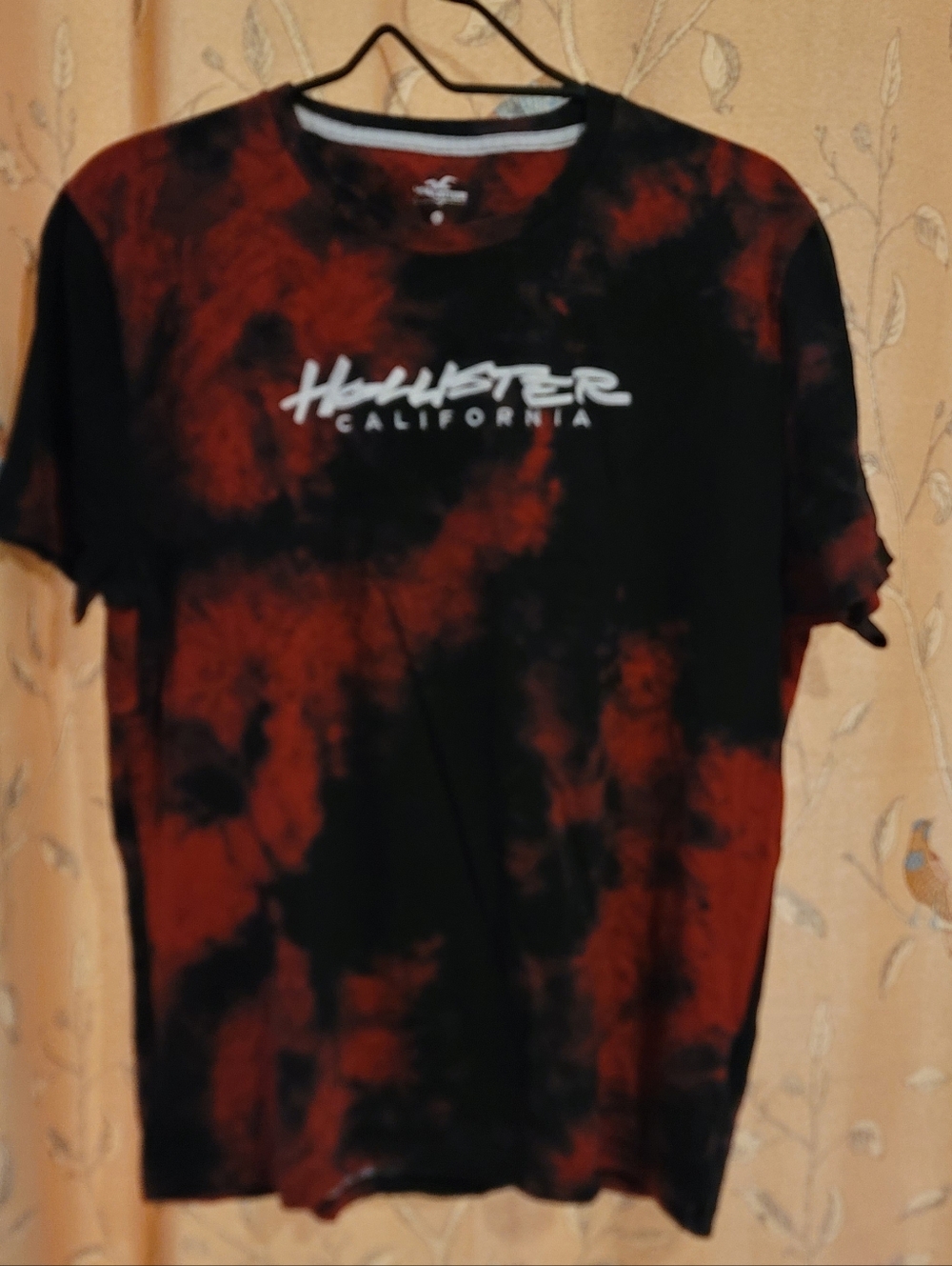 Hollister Men's Black & Red Tie-Dye Crew Tee